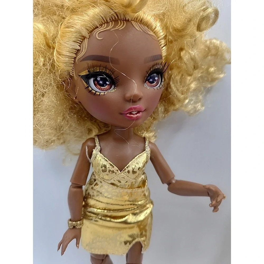 Rainbow High Meline Luxe Doll Rainbow Vision Gold Dress & Vanity Trunk Set